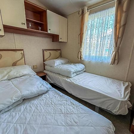 Superb Caravan With Decking And Free Wifi At Naze Marine Park Ref 17236C ولتون - أون - ذى - ناز المظهر الخارجي الصورة