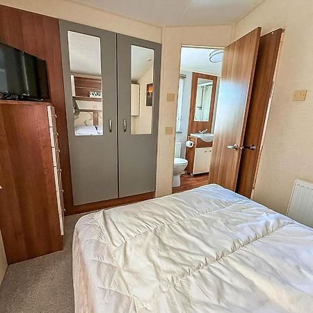 Superb Caravan With Decking And Free Wifi At Naze Marine Park Ref 17236C ولتون - أون - ذى - ناز المظهر الخارجي الصورة