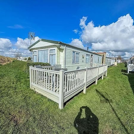 Superb Caravan With Decking And Free Wifi At Naze Marine Park Ref 17236C ولتون - أون - ذى - ناز المظهر الخارجي الصورة