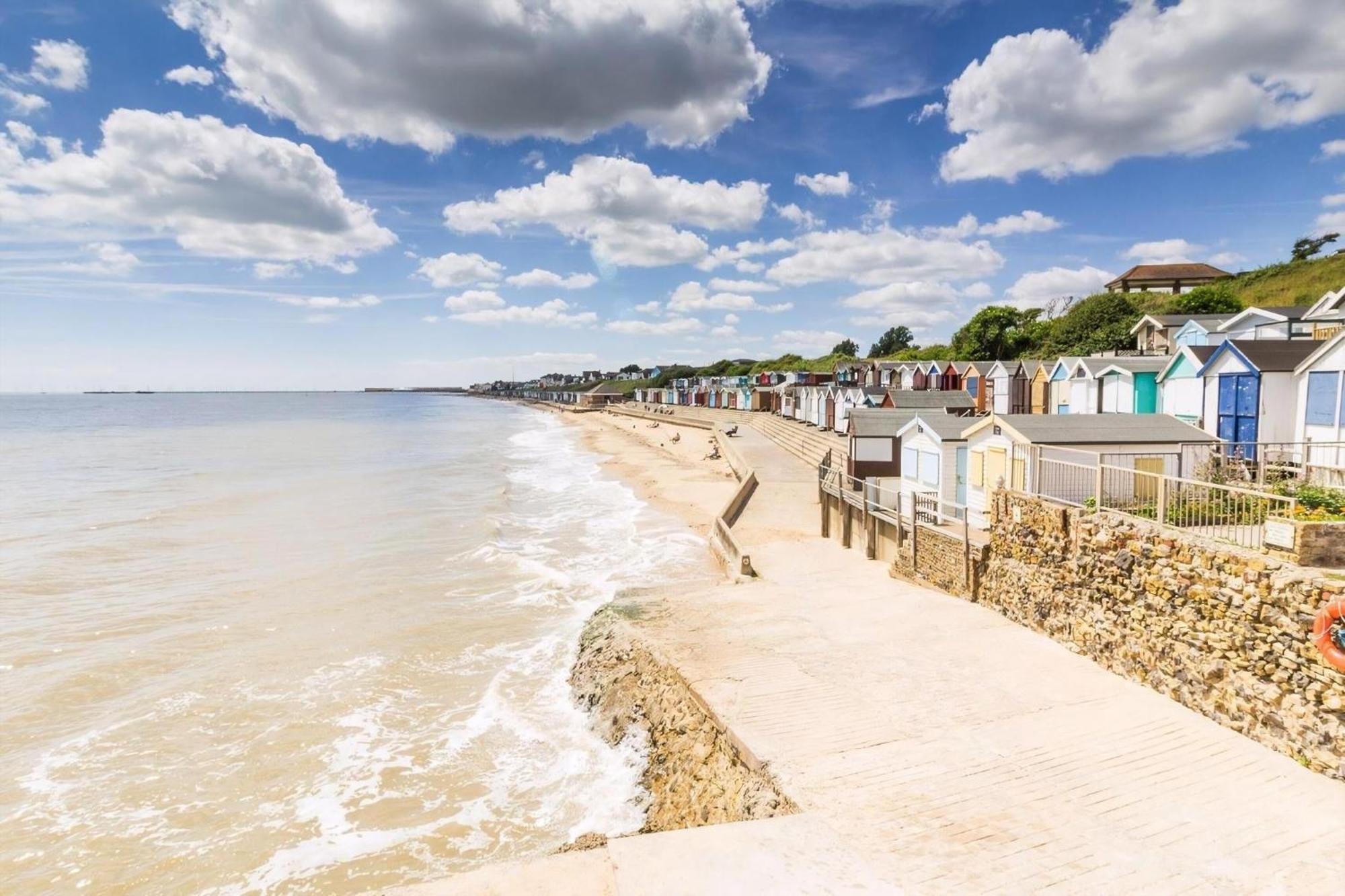 Superb Caravan With Decking And Free Wifi At Naze Marine Park Ref 17236C ولتون - أون - ذى - ناز المظهر الخارجي الصورة