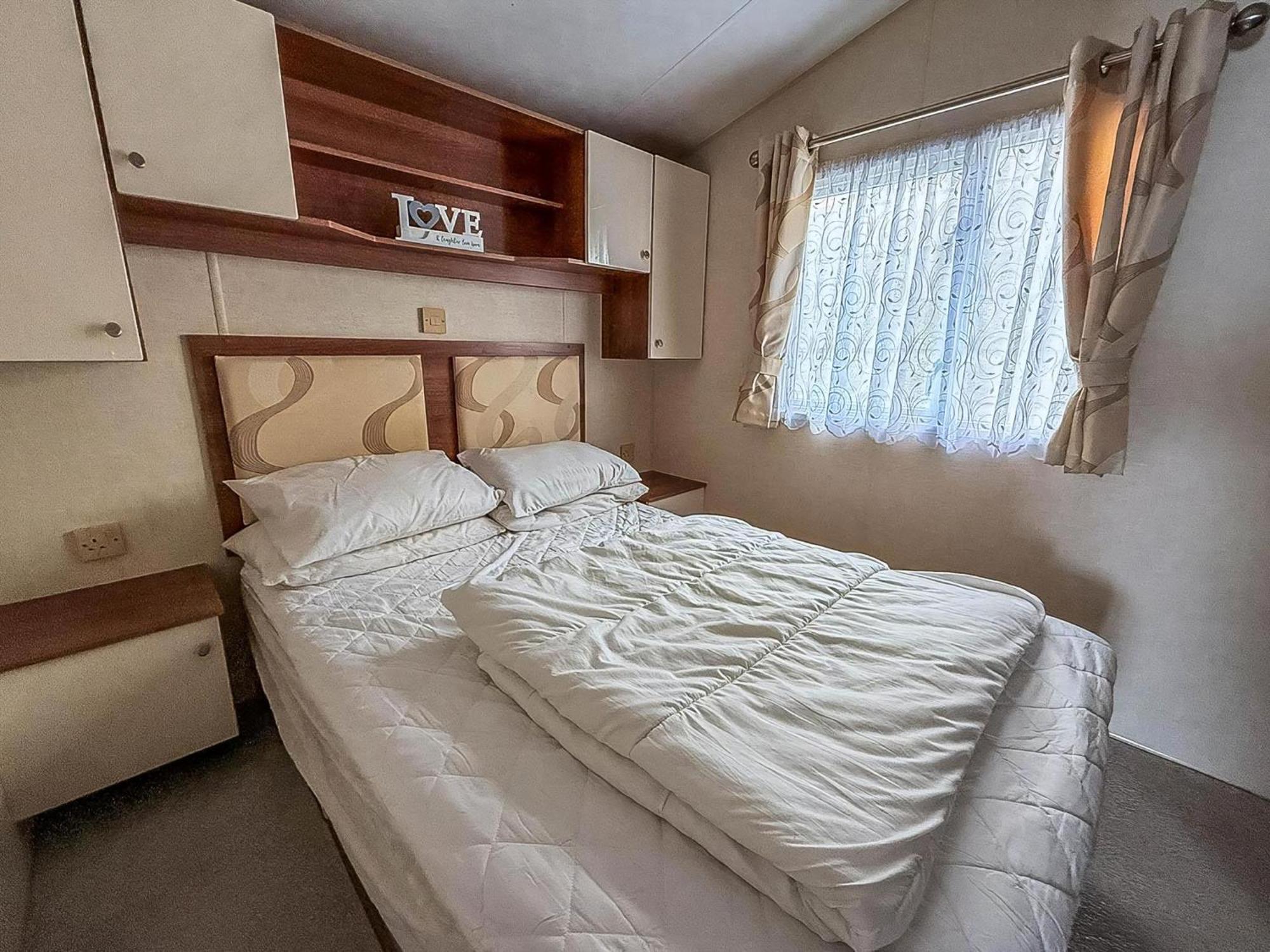 Superb Caravan With Decking And Free Wifi At Naze Marine Park Ref 17236C ولتون - أون - ذى - ناز المظهر الخارجي الصورة