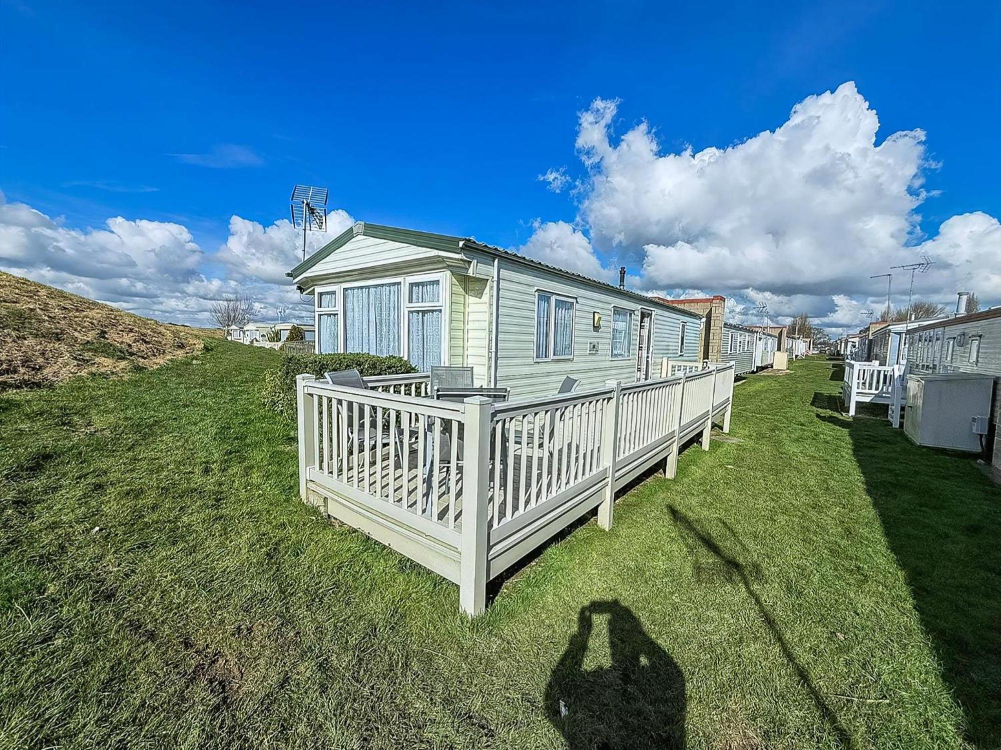 Superb Caravan With Decking And Free Wifi At Naze Marine Park Ref 17236C ولتون - أون - ذى - ناز المظهر الخارجي الصورة