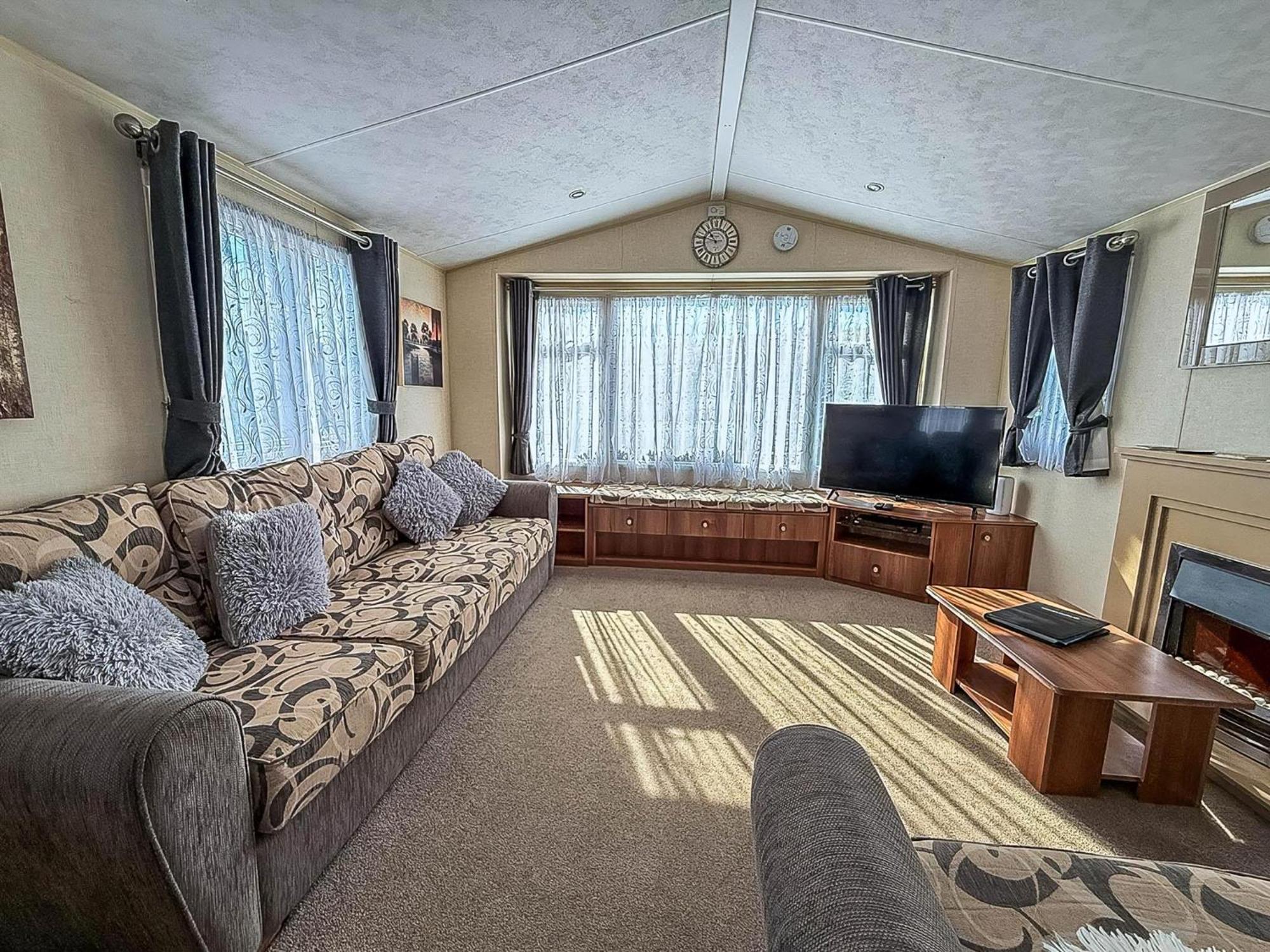 Superb Caravan With Decking And Free Wifi At Naze Marine Park Ref 17236C ولتون - أون - ذى - ناز المظهر الخارجي الصورة