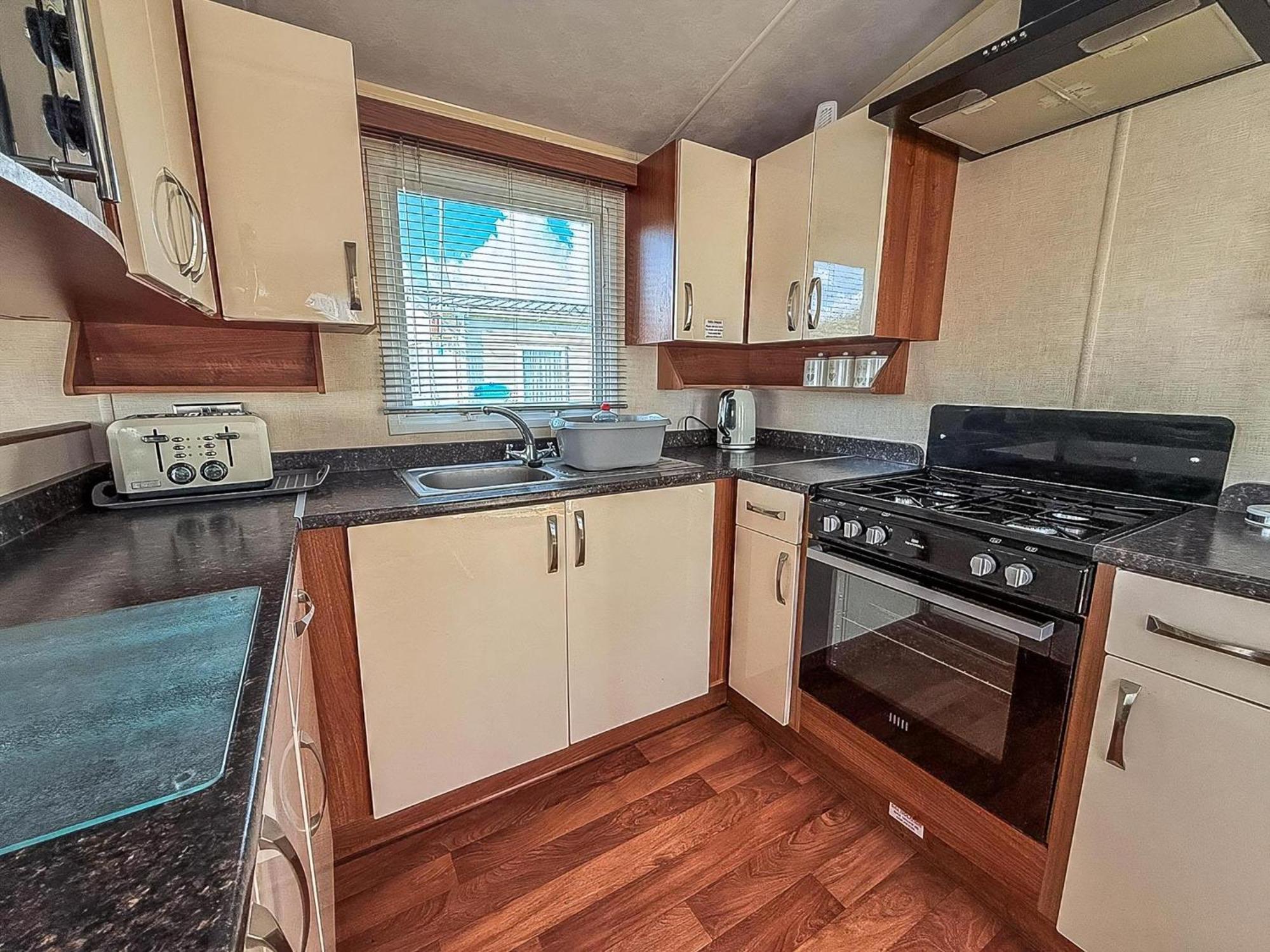 Superb Caravan With Decking And Free Wifi At Naze Marine Park Ref 17236C ولتون - أون - ذى - ناز المظهر الخارجي الصورة